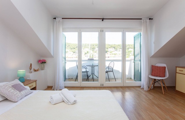 One bedroom apartment with balcony and sea view Tisno, Murter (A-815-b)