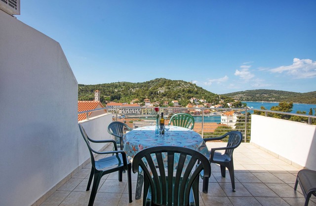 One bedroom apartment with terrace and sea view Tisno, Murter (A-4295-c)