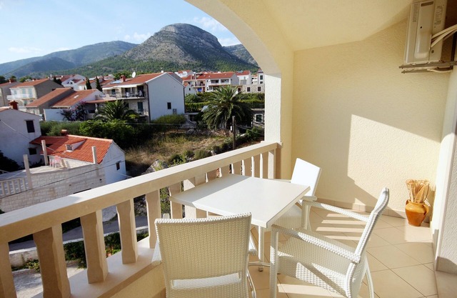 One bedroom apartment with terrace and sea view Bol, Brač (A-2900-a)
