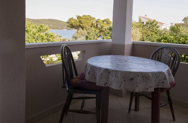 One bedroom apartment with terrace and sea view Cove Mala Lamjana, Ugljan (A-8449-b)
