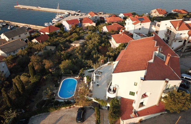 One bedroom apartment with balcony and sea view Kali, Ugljan (A-14116-c)