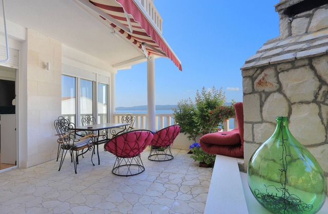One bedroom apartment with terrace and sea view Lokva Rogoznica, Omiš (A-13226-a)