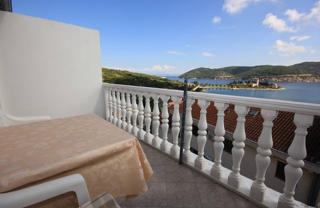 One bedroom apartment with terrace and sea view Vis (A-8531-a)
