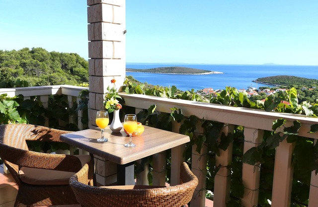One bedroom apartment with terrace and sea view Rukavac, Vis (A-8839-a)