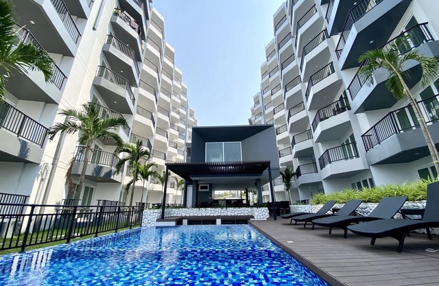 One bedroom condo 2 pools with free Wi-Fi, only 2 mins to Mae Phim beach.