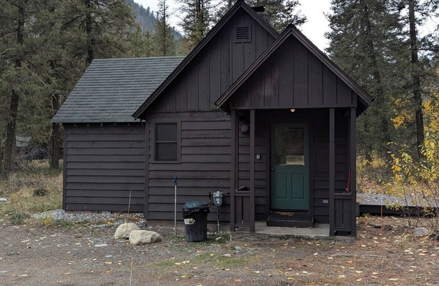 One Bedroom Creekside Cabin