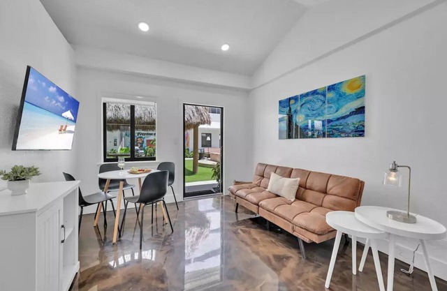One Bedroom King Suite in a Tropical Retreat Freedom House Fort Lauderdale FL
