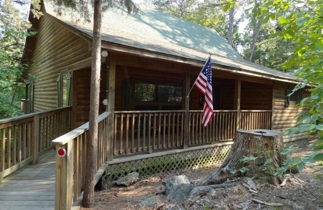 One bedroom, one bath log-sided cottage with private hot tub on Lake Ouachita. by RedAwning