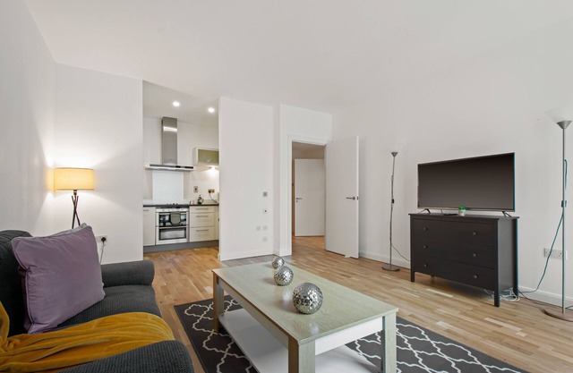 One Bedroom Serviced Apartment In South Quay London by MySquare