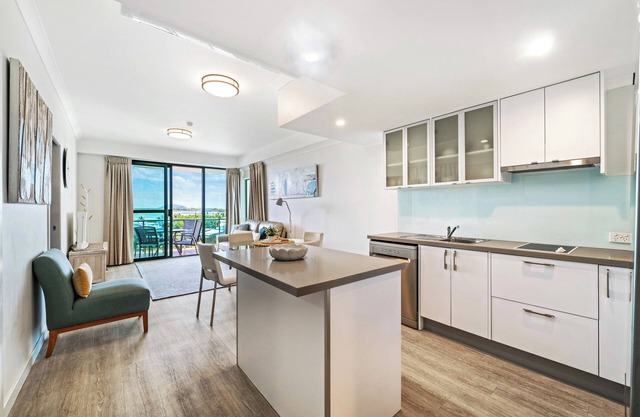 One bedroom unit with stunning river views opposite Cotton Tree Park