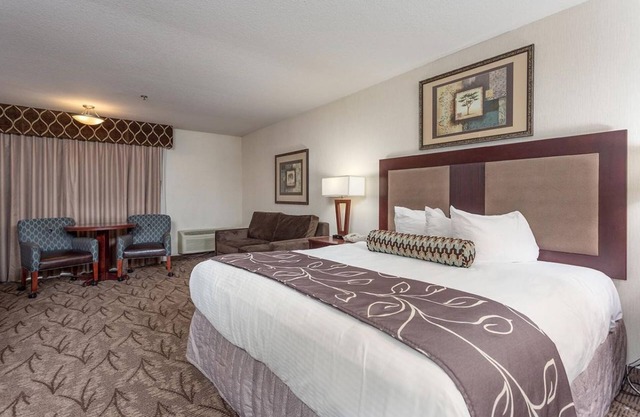 ONE FANTASTIC KING UNIT! POOL, HOT-TUB, SPA, PARKING!