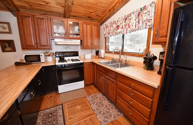 One Level Living with Views of Mt Chocorua, 3 Bedrooms, 1 Bath Sleeps 6