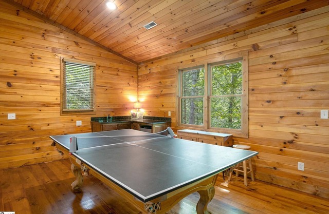 One of a kind 3br Riverfront house w/fire pit, Hot Tub over looking river.