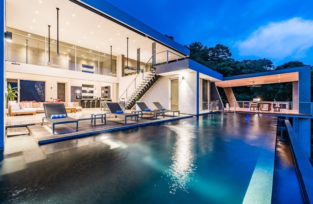 ONE OF A KIND VILLA W/Huge Outdoor living Area, Private Pool!