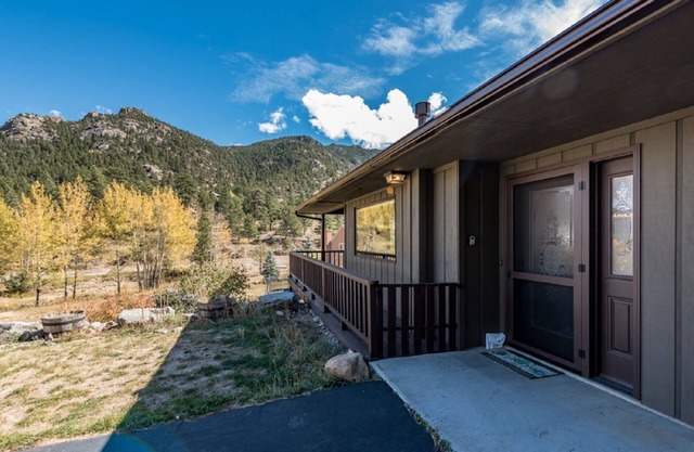 One of VRBO's Top Rated Estes Park Vacation Homes! 4 bed, 3 bath with Hot Tub
