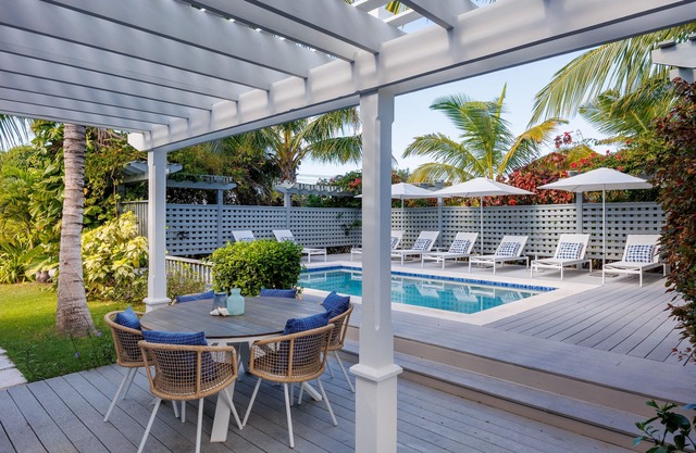 ONE PALM HILL - Luxury Villa with Private Pool, Walk to Twin Coves Beach