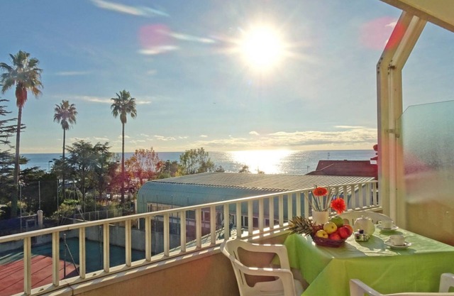 One-room flat with balcony and sea view 50 metres from the sea