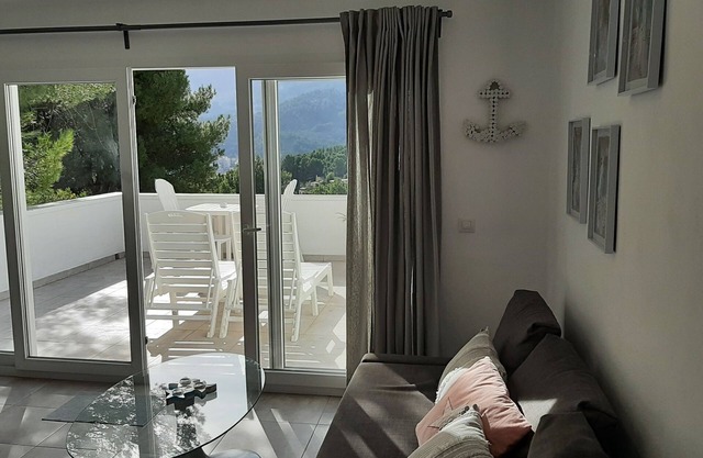 One room loft, amazing mountain views, air con, WiFi