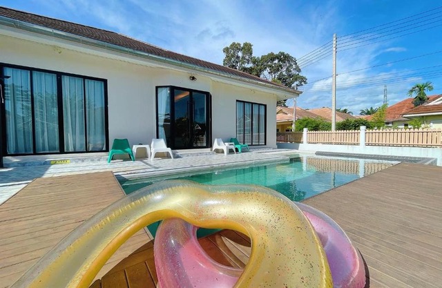 One season poolvilla