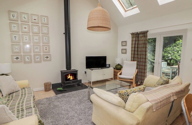 ONE TREE HOUSE, pet friendly, with open fire in Dinas Cross