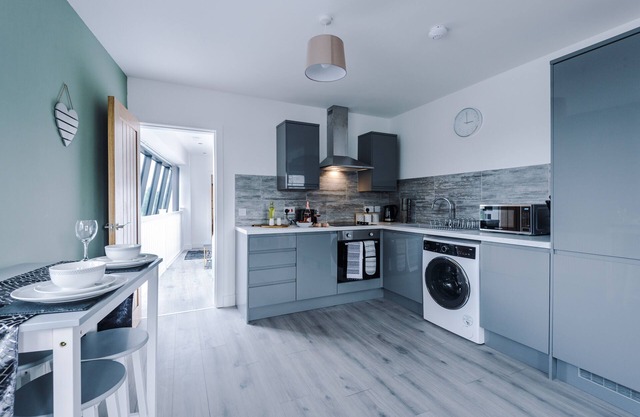One&Two Bedroom Luxe Apts near Trafford