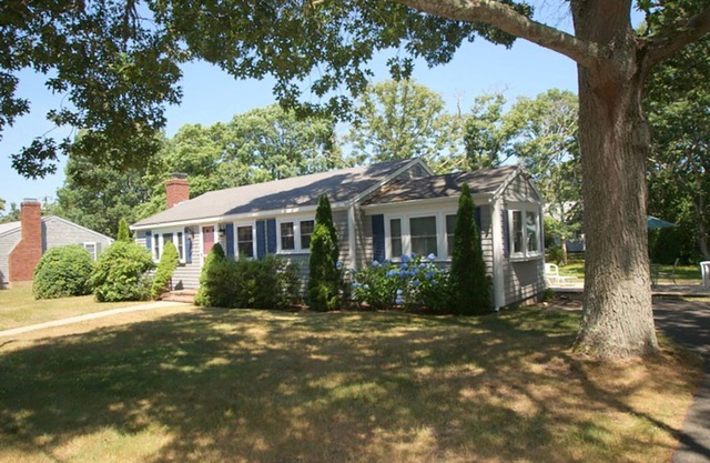 Only 1/2 mile to Pleasant Street Beach