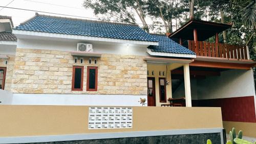 Ontoseno Villa