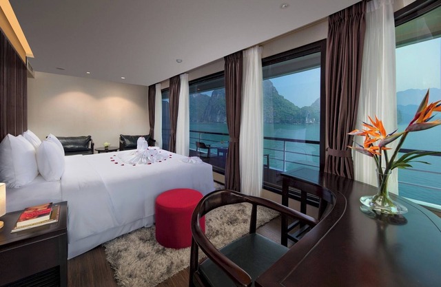 Onyx Room in Scarlet Pearl Cruise