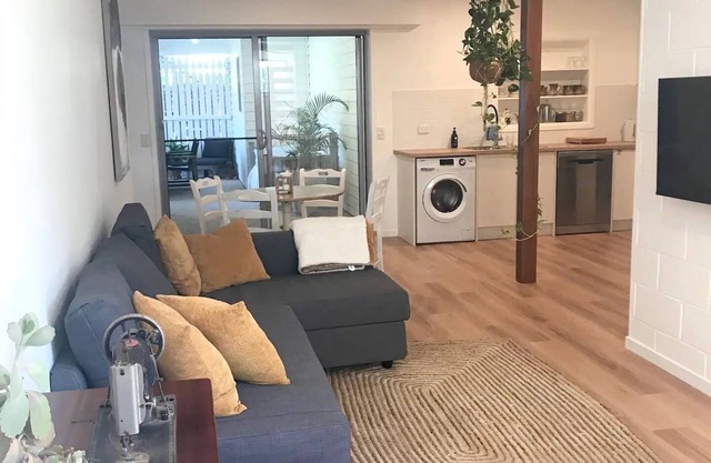 Oogar Arts Apartment. 500m to beach.