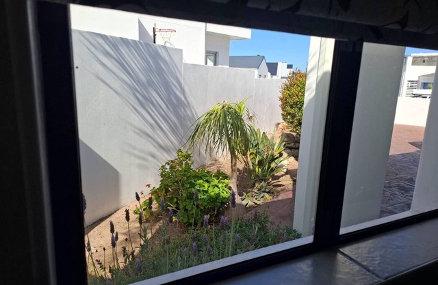 OosiesRus - Charming Langebaan Villa with Garden View