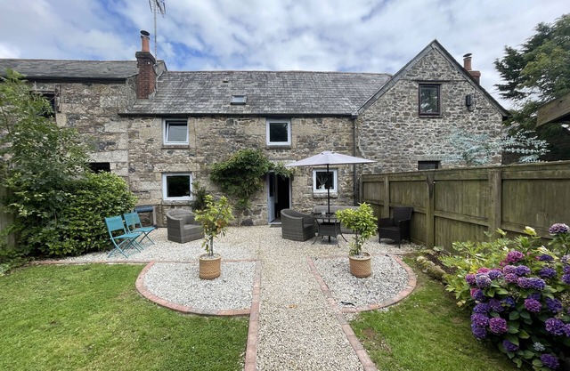 Oozing charm! Character Cottage - Dog Friendly With Luxury Hot tub & Log Burner