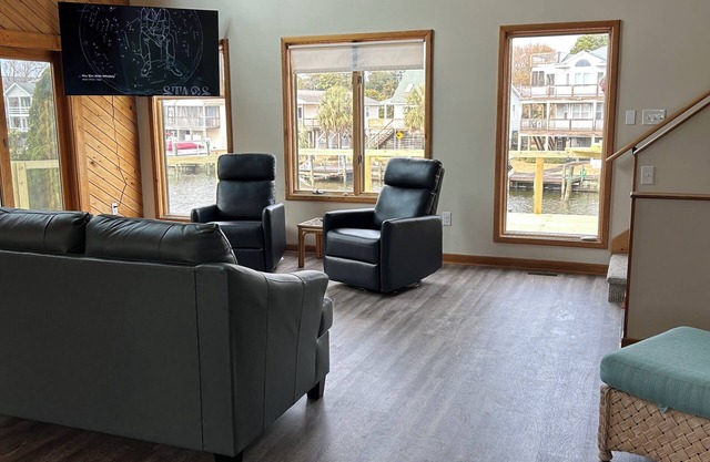 Open Concept Home on Canal. Great for Boating Fishing Crabbing and Swimming.