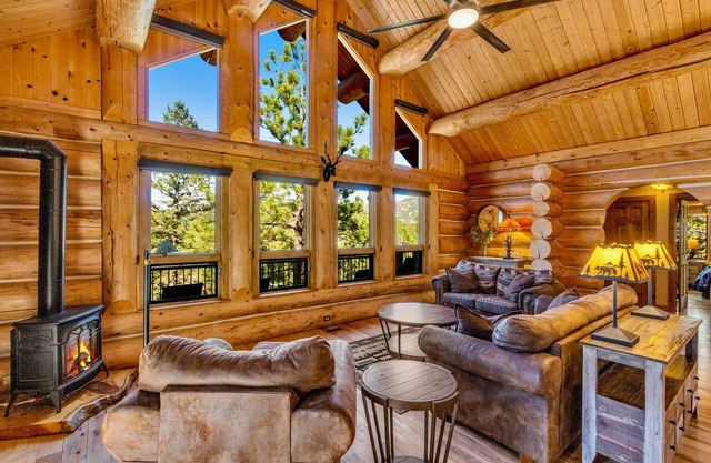 Open Concept Spectacular Views 4 Bed 4 Ba w 2 King Ensuite’s 1+ Acre Hot Tub!