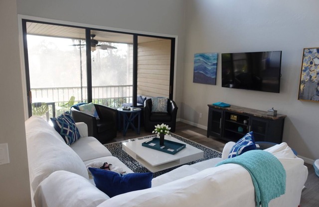 OPEN FL PLAN, UPDATED TOWNHOUSE IN EXCLUSIVE BONITA BAY CLUB, OAKWOOD COMMUNITY