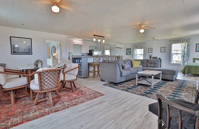 Open plan house w/close Beach Access & both Ocean & Bay Views