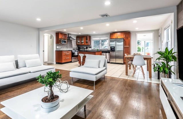 *** Open-Plan Luxury Condo / Close To Logan Airport***