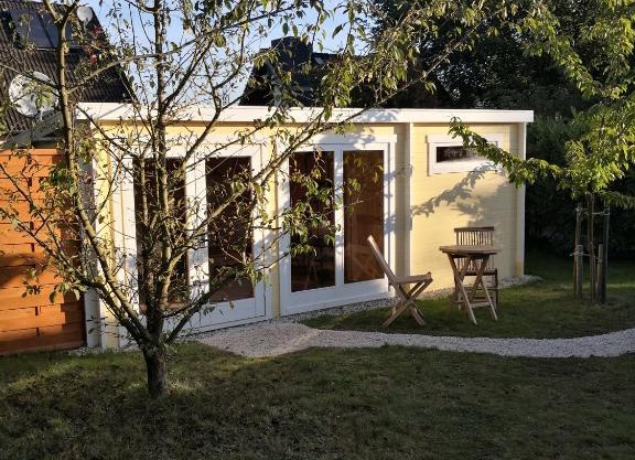 Optimierter 25qm Holz Bungalow mit neuem Massivholzbett, Garten mit Grillmöglichkeit, Parkplatz, Radler Willkommen!