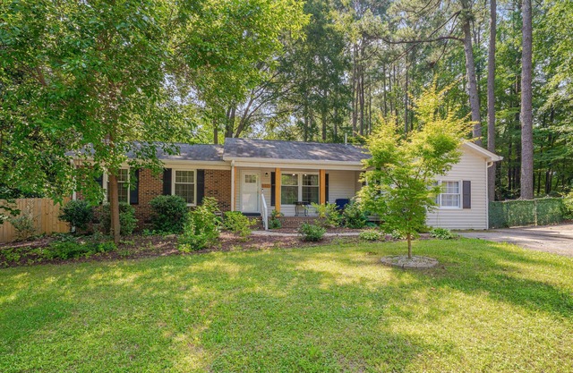 Optimist Prime – Fenced 3BR Near Pool, Deck, Wi-Fi, Pets OK, Near Midtown