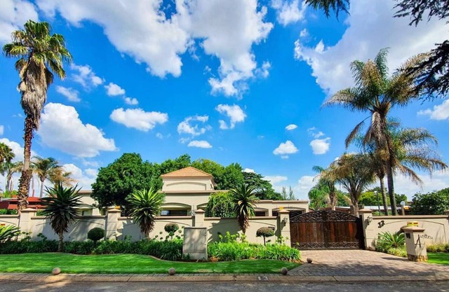 Or Tambo Airport Holiday Home
