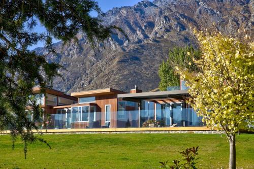 Oraka Lakeside Retreat by Sotheby's Luxury Rental Homes