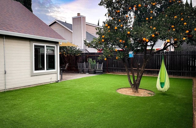 Orange Blossom Bungalow - 2/2 Lush Yard+Kids Toys!
