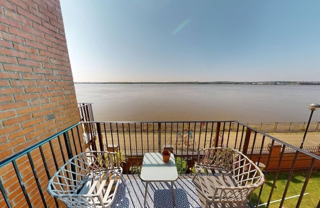 Orange Rentals | Stunning views | 2BR Apartment | Sleeps 6