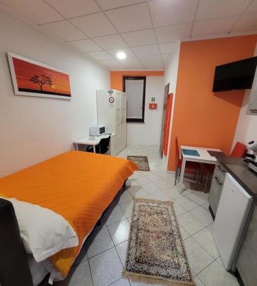 Orange Room - Full and Served Studi