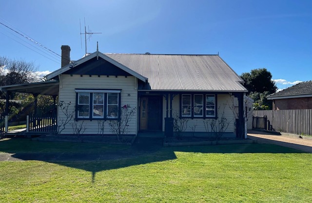Orbost House - Large sleeps 10+