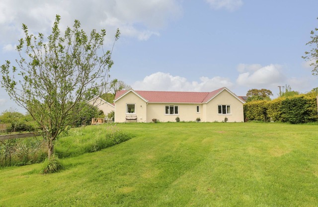 ORCHARD COTTAGE, pet friendly, character holiday cottage in Findern