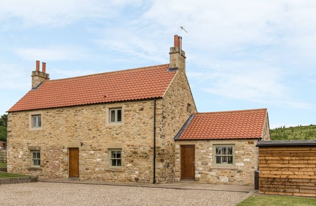 ORCHARD COTTAGE, pet friendly, character holiday cottage in Durham