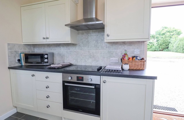 ORCHARD COTTAGE, pet friendly in Weston-Under-Redcastle