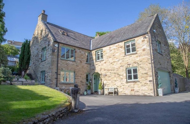 Orchard House, Richmond with hot tub, games room & parking