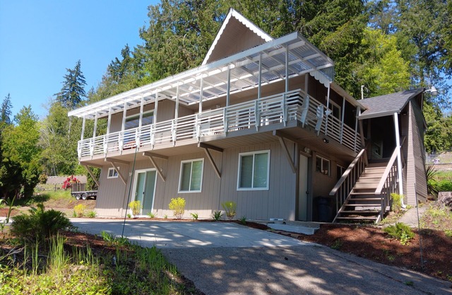 Orchard Lane Retreat, A Peaceful Water View Getaway With Room For Everyone!