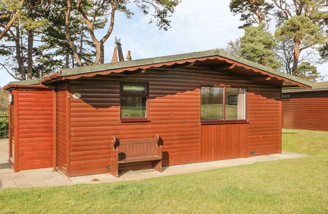ORCHID LODGE, pet friendly, with a garden in Saltburn-By-The-Sea